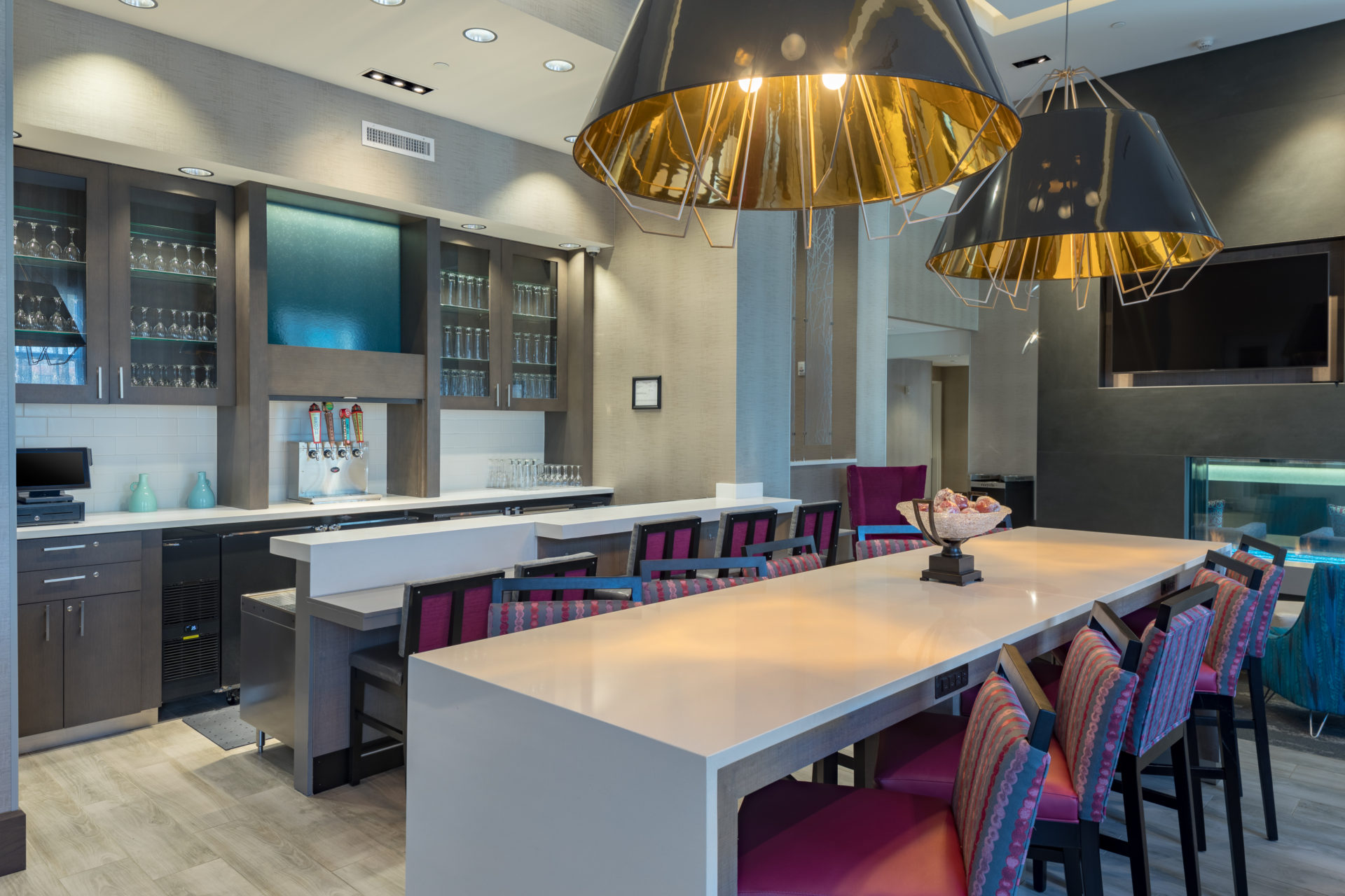 Bar and lounge seating at Hampton Inn & Suites — Biltmore Area