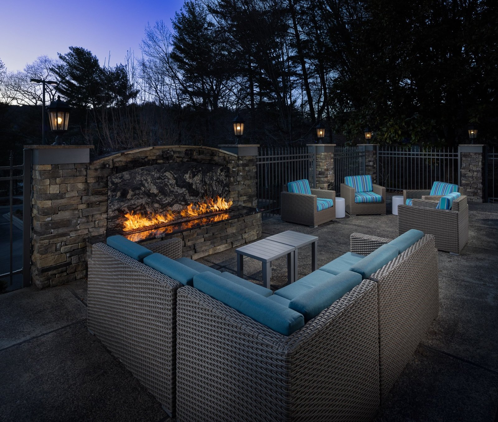 Outdoor patio and fire pit lounge at Hampton Inn Asheville — Tunnel Road